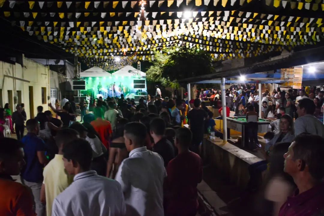 Em Serra Talhada o São João é de todos! E as festividades juninas começam aqui no distrito de Água Branca com a celebração de Santo Antônio.